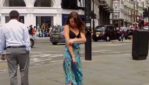 Esta mujer se desnudó en público para dejar un poderoso mensaje VIDEO