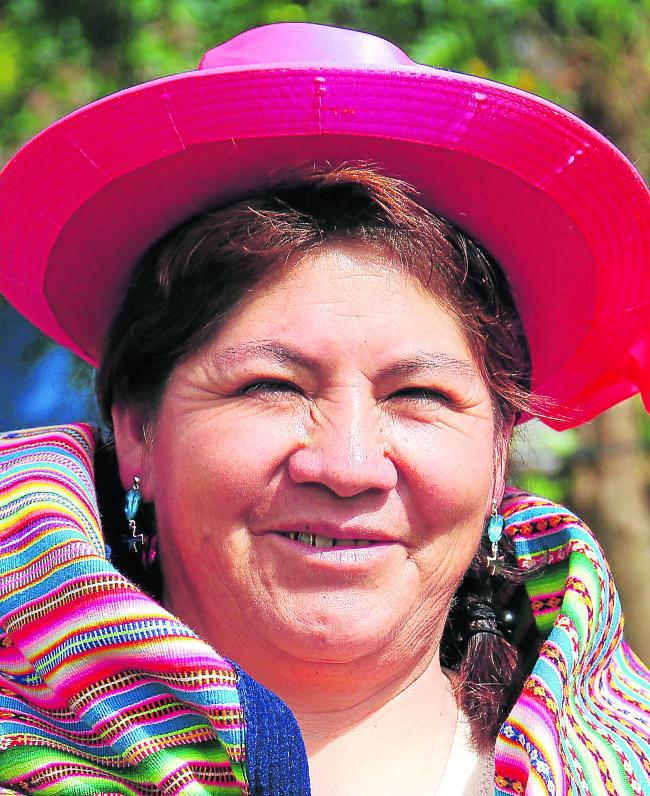 Conoce a la  'tía Mela' la reina del saxo en Huancayo