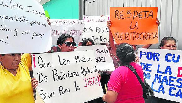 Docentes protestan por no adjudicar plazas de la DREI