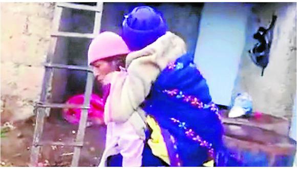 Huancayo: Ella va dondequiera con su madre en la espalda (VIDEO)