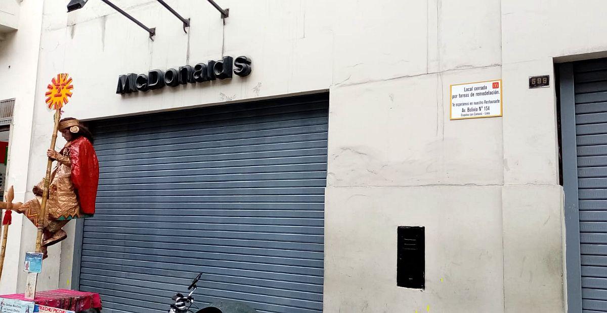 La multinacional McDonald's ha reabierto parcialmente sus locales. En el centro de Lima, su tienda ubicada en el Jirón de la Unión aún permanecía cerrada este martes. (Foto: Lorely Requejo)