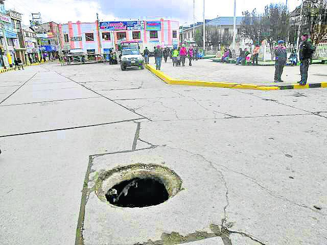 Borracho cae a un buzón y salva de morir