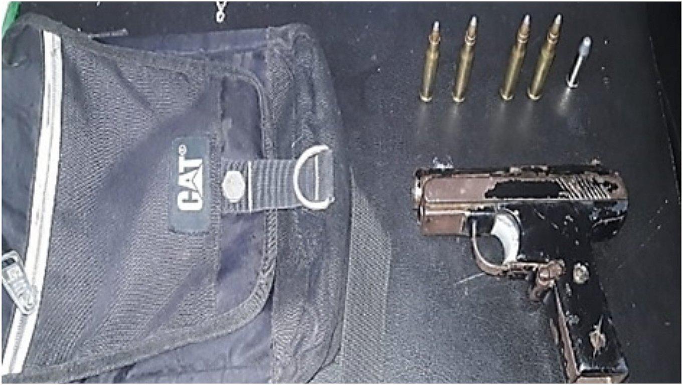 Facinerosos arrojan arma de fuego y municiones en persecución policial 