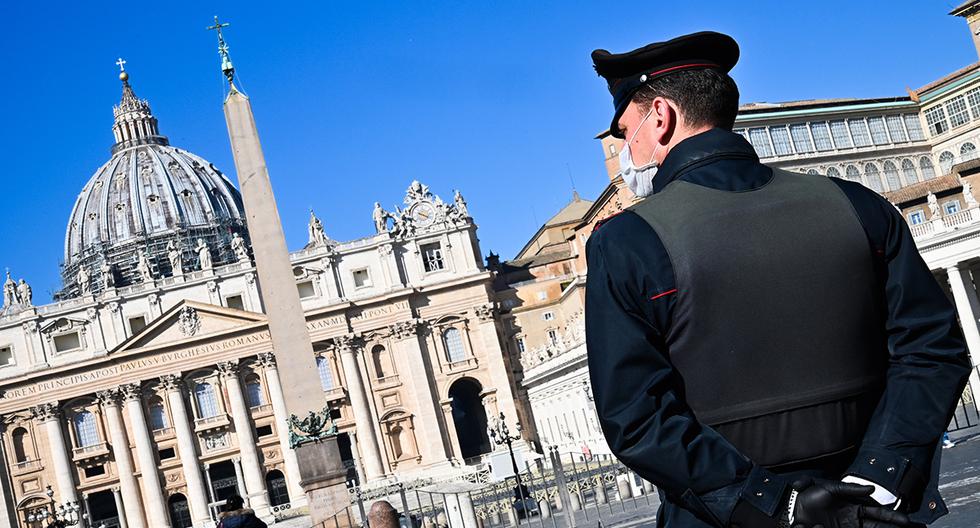 Imagen referencial. Un oficial de policía con una máscara protectora por el coronavirus está de guardia en la Plaza de San Pedro del Vaticano y su basílica principal. (Foto: AFP/Andrés Solaro)