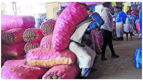 ​Huancayo: Pesa 65 kilos y carga sacos de papa de 110 kilos en su espalda