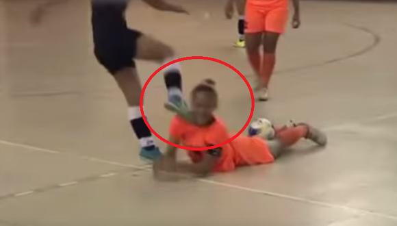 Salvajismo en el fútbol femenino: Le da brutal patada en la cara a su rival (VIDEO)