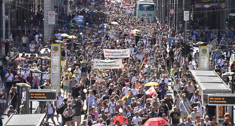 Las personas asisten a una manifestación con el lema "el fin de la pandemia, el día de la libertad" en Berlín, Alemania. (AFP / John MACDOUGALL).