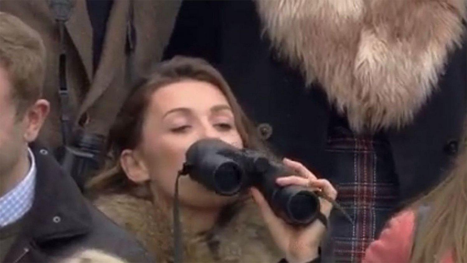 Joven se vuelve viral por beber alcohol en un peculiar envase (VIDEO) 