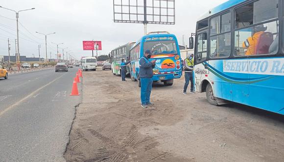 Tres microbuses de transporte público reciben también sanciones económicas por reincidir en incumplimiento del aforo permitido.