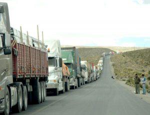 Más de mil camiones varados en Bolivia por huelga en Chile