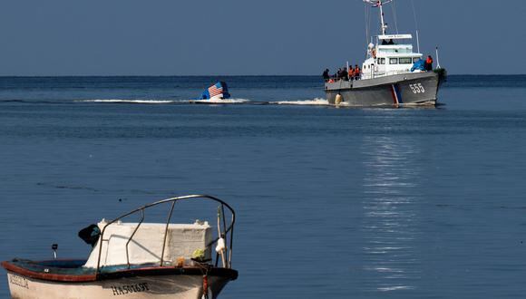 La Guardia Costera cubana remolca un bote que intentaba salir del país en La Habana el 12 de diciembre de 2022. (Foto de YAMIL LAGE / AFP)