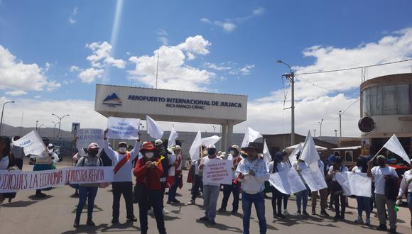 Gremios se movilizaron en Puno y Juliaca por perjuicios ante cierre del aeropuerto. Puno. Foto/Difusión.
