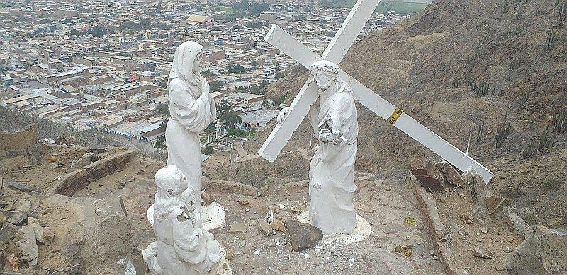 Desconocidos destruyen imágenes que representan el vía crucis de Jesús (FOTOS)