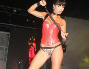 La modelo fue captada sobre las rodillas del español