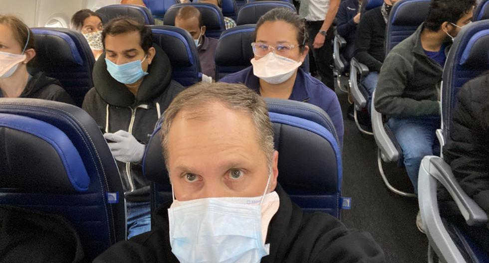 Imagen publicada en Twitter por el doctor Ethan Weiss en un vuelo de United Airlines. (Foto: Twitter / Ethanjweiss).