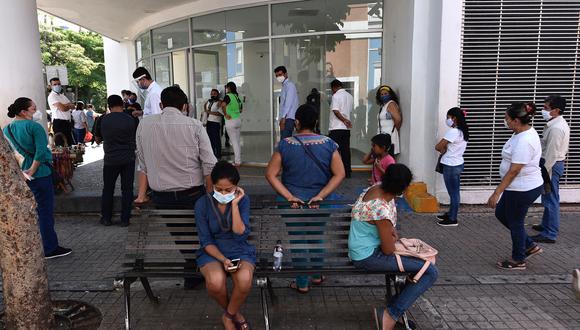 MEX4540. VILLAHERMOSA (M&#201;XICO),21/07/2020.- Personas son vistas afuera de un hospital regional en espera de informes de sus familiares que son atendidos por COVID-19, en la ciudad de Villahermosa, en el estado de Tabasco (M&#233;xico). El suroriental estado de Tabasco, tierra del presidente Andr&#233;s Manuel L&#243;pez Obrador, padece un alarmante incremento de contagios que lo ha llevado a ser una de las regiones con mayor saturaci&#243;n hospitalaria y al choque entre las autoridades federales y estatales. EFE/Jaime Avalos
