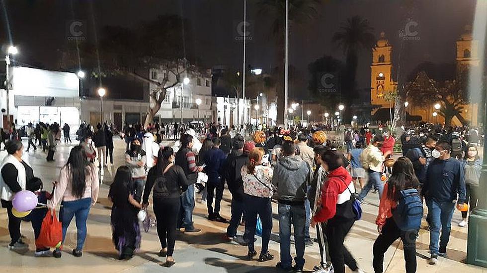 Población toma el Centro Cívico por fiesta de Halloween en Tacna