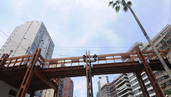 Miraflores inaugura puente de madera para personas con discapacidad