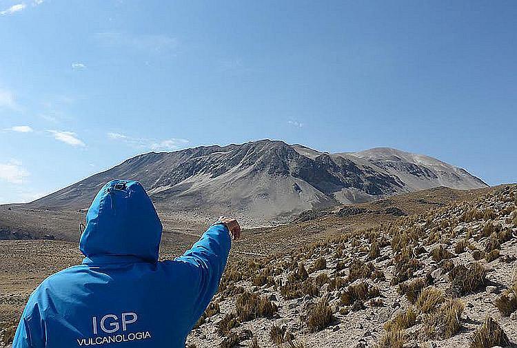 El volcán Ticsani da señales de erupción y especialistas exhortan a la preparación