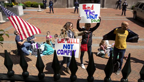 Los manifestantes se manifiestan contra las órdenes de quedarse en casa relacionadas con la pandemia de coronavirus en las afueras de Capitol Square en Richmond, Virginia. (Foto: AFP/Ryan M. Kelly)