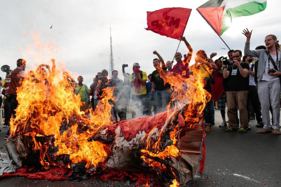 Brasil 2014: Manifestantes quemaron réplica de copa del mundo