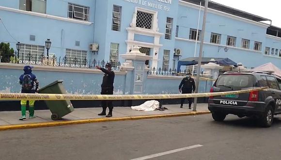Anciano fallece en puerta del hospital Belén en Trujillo y todavía no recogen el cadáver. (Foto: Captura de Facebook)