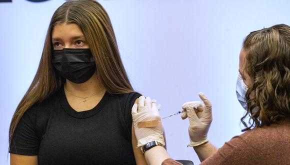 Adolescente recibe un refuerzo de la vacuna Pfizer-BioNTech en el Hospital Hartford en Hartford, Connecticut, el 6 de enero de 2022. (Foto de Joseph Prezioso / AFP)