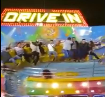 YouTube: Juego mecánico termina por desnudar a chica en plena feria