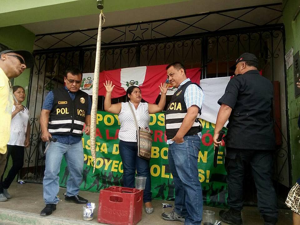 Pobladores encadenan puerta de ingreso a la municipalidad de Olmos (VIDEO)