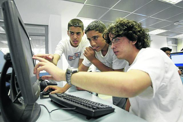 Jóvenes de Arequipa prefieren buscar trabajos de oficina en los portales web