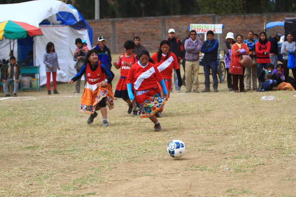 Wamblas se enfrentan en fútbol con  polleras (FOTOS)