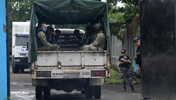 Soldados vigilan las afueras de la prisión Guayas 1 después de que seis reclusos fueran encontrados ahorcados dentro de un pabellón en Guayaquil, Ecuador, el 12 de abril de 2023. (Foto de Marcos PIN / AFP)