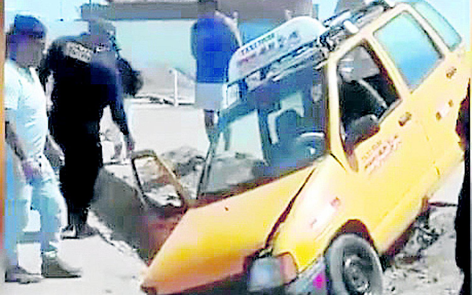 Delincuentes roban taxi y luego lo abandonan tras caer a una zanja