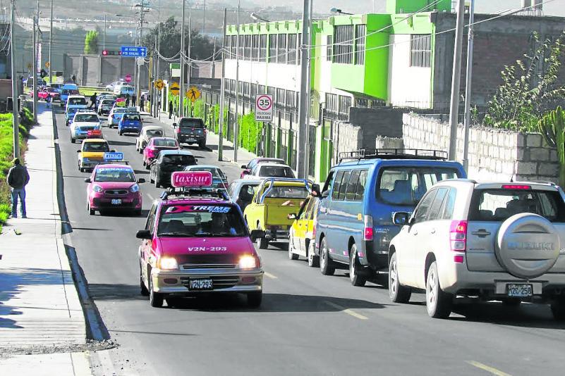 Obra inconclusa genera desorden y congestión vehicular en Cayma