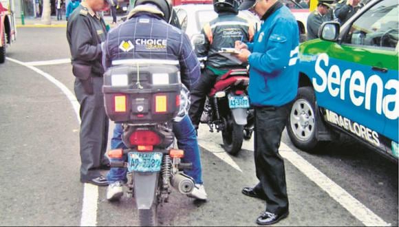 Gobierno dispone que motociclistas usen chalecos y cascos con número de placa