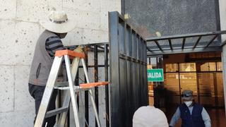 Sueldan y desueldan puertas del Poder Judicial de Arequipa, por paro de trabajadores (VIDEO)