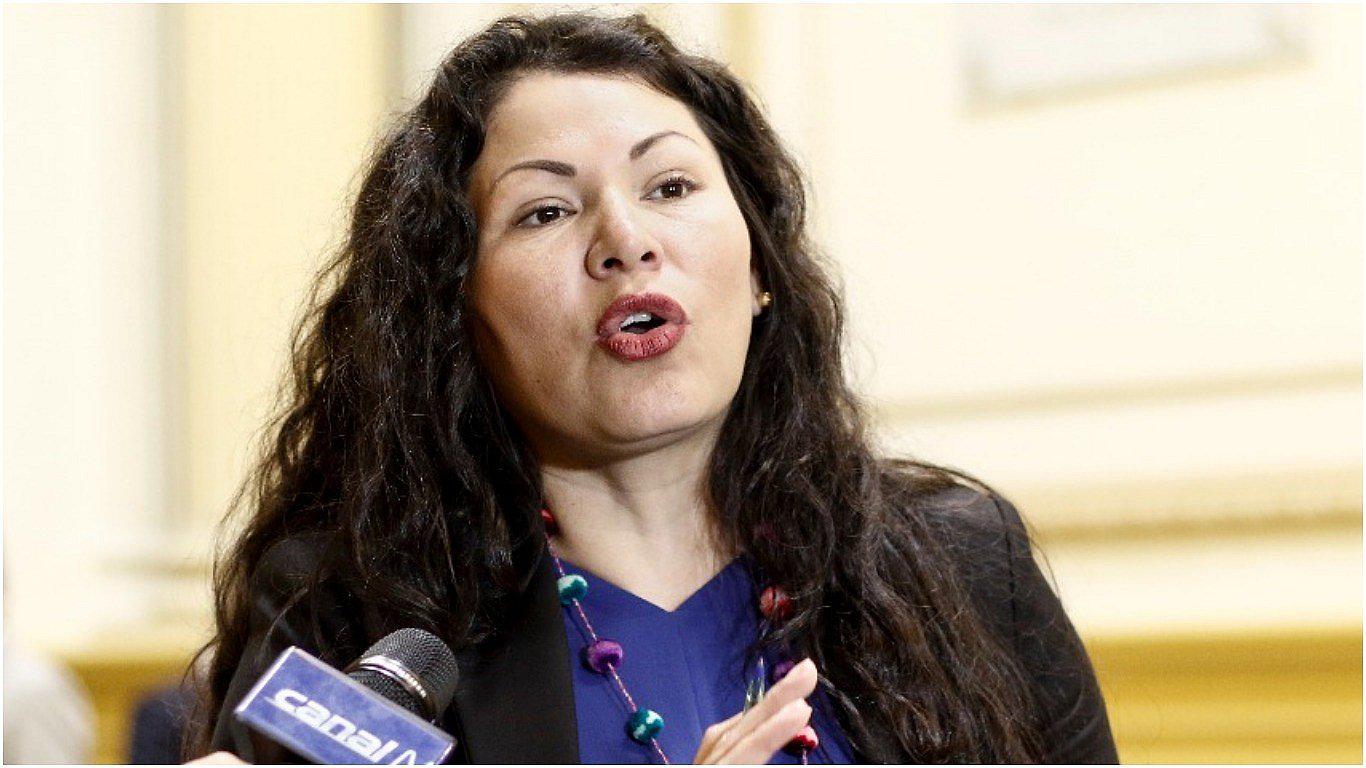 Denuncian que congresista de Fuerza Popular le pagó al director del colegio donde supuestamente estudió (VIDEO)