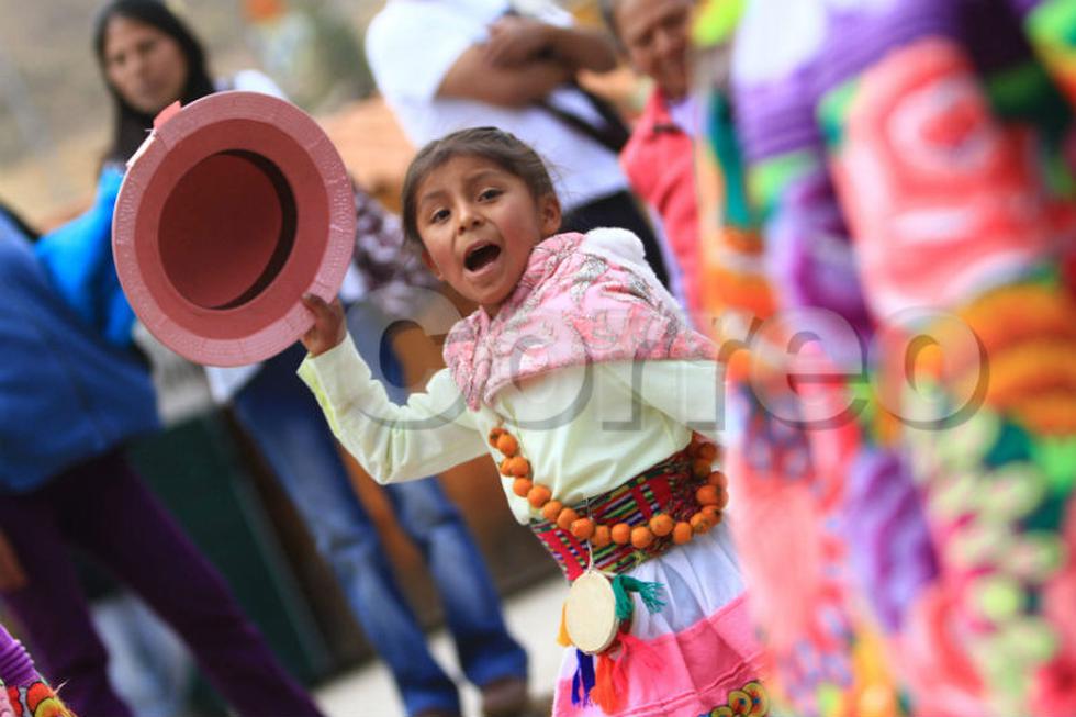 Niños "marcan" plantas en fiesta de santiago (FOTOS)