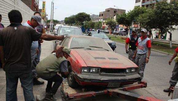 Breña: Municipalidad retiró vehículos en abandono