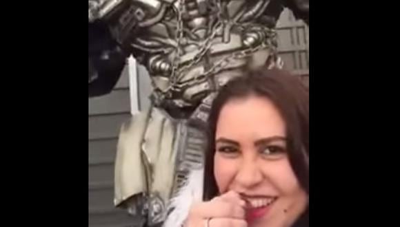 Robot de Megatron le negó selfie a joven (Video)