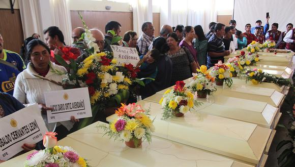 Familiares de víctimas por violencia terrorista reciben sus restos (FOTOS)