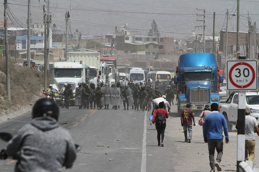 Arequipa: Transportistas informales lanzaron piedras a policías en operativo [FOTOS]