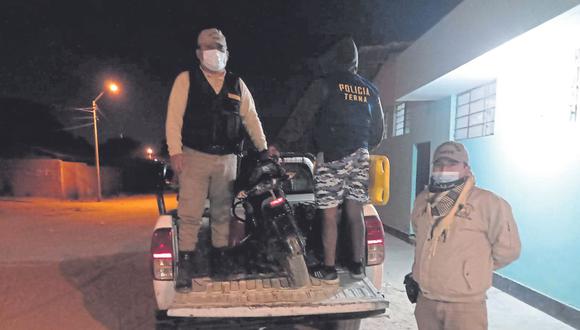 Personal de la comisaría San Martín, con apoyo de Serenazgo, intervino una caleta de vehículos robados y logró recuperar una motocicleta. Se reportaron daños materiales.
