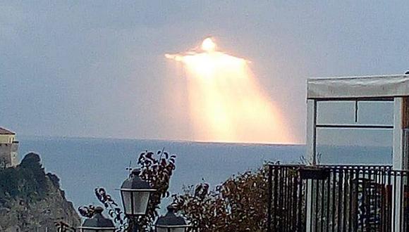Cristo redentor hecho de luz de atardecer y nubes fue fotografiado en Italia