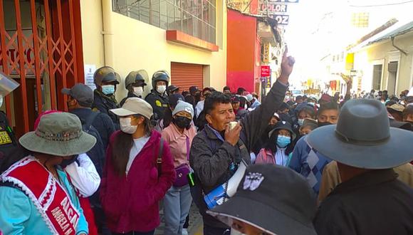 Comunidad educativa realizó un plantón en la sede del Gobierno Regional de Puno. Foto/Difusión.