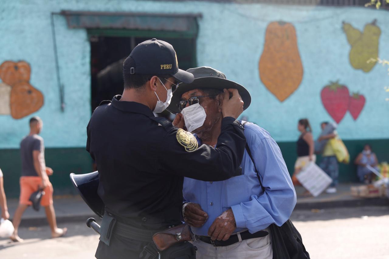Policía protege del coronavirus a adulto mayor colocándole mascarilla. (Fotos: Diana Marcelo/GEC)