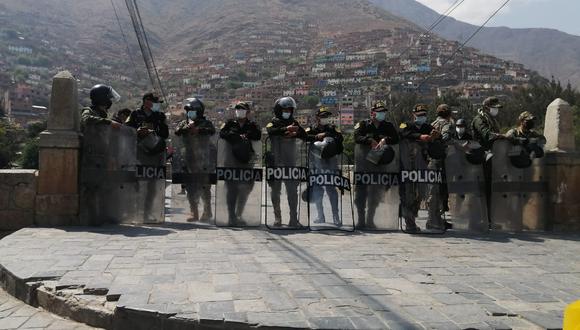 Policías resguardan acceso a la sede del gobierno regional/foto: Correo