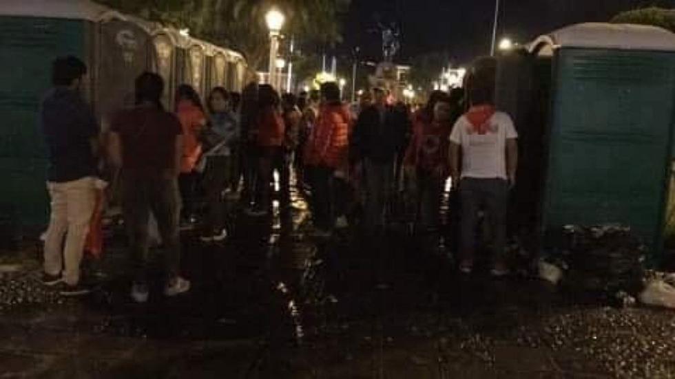 Plaza de Ayacucho luce llena de basura tras fiesta por Semana Santa (FOTOS)