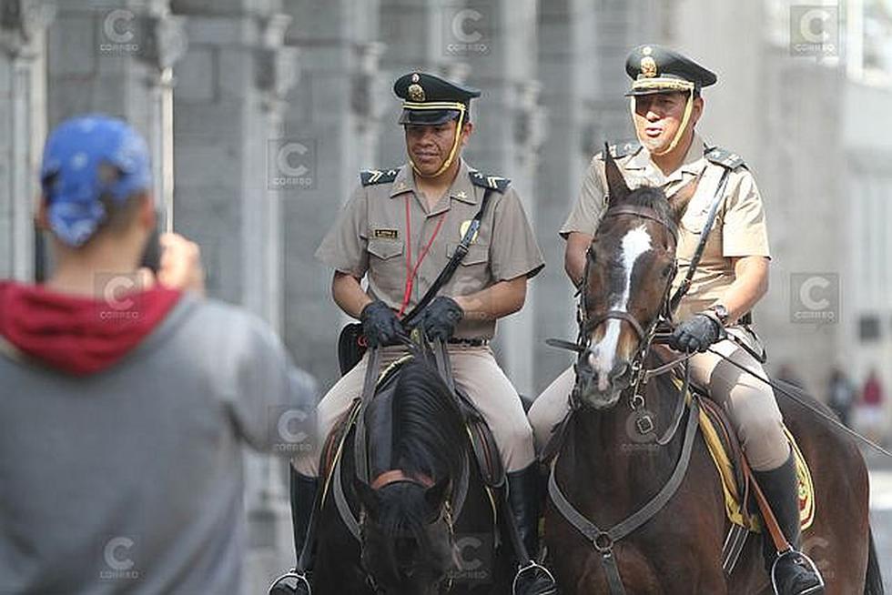 Policías a caballo patrullan calles del Centro Histórico de Arequipa (FOTOS)