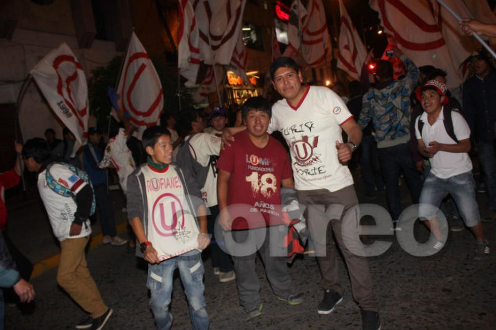 Hinchas cremas "toman"  centro de Huancayo (VIDEO)
